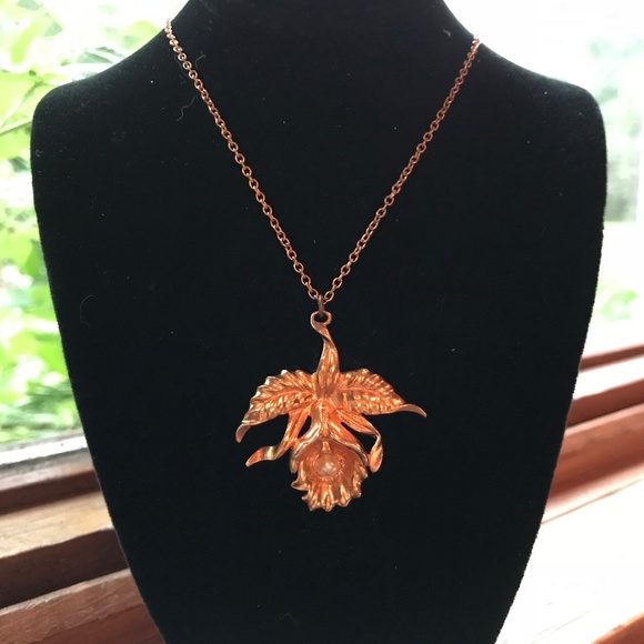 Jewelry - Vintage Iris Flower Necklace w/ Faux Pearl Center!